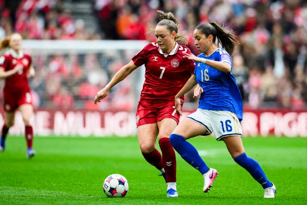 Womens international Denmark vs Italy 18 04 2026 7 DEN Janni Thomsen, 16 ITA Giulia Dragoni Womens international Denmark vs Italy 18 04 2026 Kobenhavn, Denmark 18 April, 2026 UK Women™s European Qualifiers Denmark vs Italy Women Kobenhavn Parken Denmark Copyright: xMichaelxBarrettxBoesenx