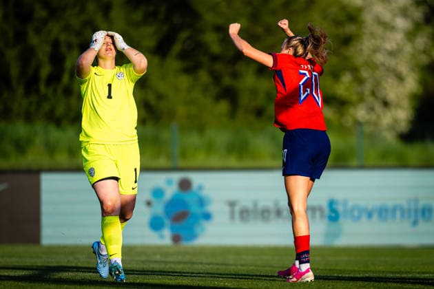 260418 Synne Sofie Kinden Jensen of Norway celebrates after scoring the 1-2 goal while goalkeeper Zala Mersnik of Slovenia looks dejected during the FIFA Women s World Cup Qualifier football match between Slovenia and Norway on April 18, 2026 in Ptuj. Photo: Marius Simensen BILDBYRAN COP 238 MM0066 bbeng dam depp FIFA World Cup, WM, Weltmeisterschaft, Fussball qualifiers football fotball fotboll jubel landskamp norge norway slovenia slovenien soccer vm kvalik vm-kvalifisering kvinner Copyright: MARIUSxSIMENSEN BB260418ZN013