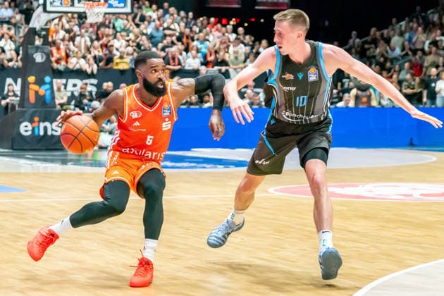 Chemnitz, Deutschland 18. April 2026: 1. BBL - 2025 2026 - Sp. 30 - Niners Chemnitz gegen Science City Jena Im Bild: v. li. im Zweikampf Corey Davis (99) und Joe Wieskamp (Jena) Copyright: xFotostandx xNachtigallx