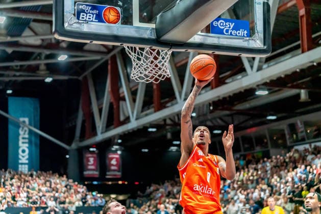 Chemnitz, Deutschland 18. April 2026: 1. BBL - 2025 2026 - Sp. 30 - Niners Chemnitz gegen Science City Jena Im Bild: Kevin Yebo (99) mit einem Dunking Copyright: xFotostandx xNachtigallx