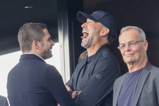 Sport Bilder des Tages Eintracht Frankfurt - RB Leipzig, 1. FBL Global Sports Director Jürgen Klopp (RB Leipzig) bestens gelaunt im Gespräch mit DFL-Geschäftsführer Dr. Marc Lenz. Bundesligaspiel zwischen Eintracht Frankfurt und dem RB Leipzig am 18. April 2026 im Deutsche Bank Park in Frankfurt am Main., Frankfurt am Main Hessen Deutschland Deutsche Bank Park *** Eintracht Frankfurt RB Leipzig, 1 FBL Global Sports Director Jürgen Klopp RB Leipzig in a great mood in conversation with DFL Managing Director Dr Marc Lenz Bundesliga match between Eintracht Frankfurt and RB Leipzig on April 18, 2026 at Deutsche Bank Park in Frankfurt am Main , Frankfurt am Main Hessen Germany Deutsche Bank Park