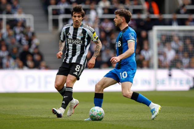 Newcastle United v AFC Bournemouth, Premier League Sandro Tonali of Newcastle United closes down Ryan Christie of Bournemouth during the Newcastle United v AFC Bournemouth Premier League match at St. James Park, Newcastle Upon Tyne, England on 18 April 2026 Credit: Craig Cowan Every Second Media Editorial use only. All images are copyright Every Second Media Limited. No images may be reproduced without prior permission. All rights reserved. Premier League and Football League images are subject to licensing agreements with Football DataCo Limited. see https: www.football-dataco.com Copyright: xIMAGO EveryxSecondxMediax ESM-1918-0112 CraigxCowanx xEveryxSecondxMediax