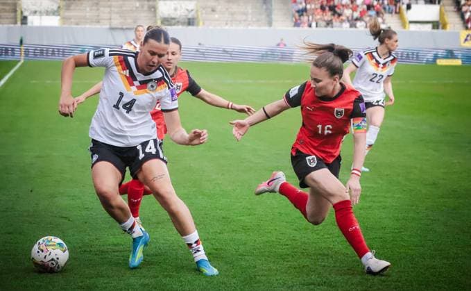 14.02.2026, Ried im Innkreis, AUT, Unterwegs in Oberösterreich, Fußball, FIFA WM-QualiÂfiÂkation Frauen, ÖsterÂreich vs DeutschÂland, im Bild Annabel Schasching, AUT, Larissa Mühlhaus, DFB,