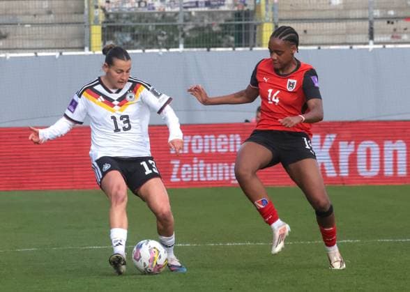 14.02.2026, Ried im Innkreis, AUT, Unterwegs in Oberösterreich, Fußball, FIFA WM-QualiÂ­fiÂ­kation Frauen, ÖsterÂ­reich vs DeutschÂ­land, im Bild Sydney Lohmann, Julia Hickelsberger,