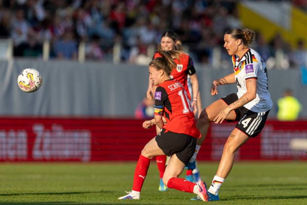 AUT, Ried im Innkreis, Fußball, Frauen WM Qualifikation, 4. Spieltag, Oesterreich vs. Deutschland im Bild v.l.: Annabel Schasching (Austria 16), Larissa Muehlhaus (Germany 14), Zweikampf 18.04.2026, BWT X Oberoesterreichische Arena Ried im Innkreis UEFA REGULATIONS PROHIBIT ANY USE OF PHOTOGRAPHS AS IMAGE SEQUENCES AND OR QUASI-VIDEO, Copyright: HMBxMedia PaulxFritz