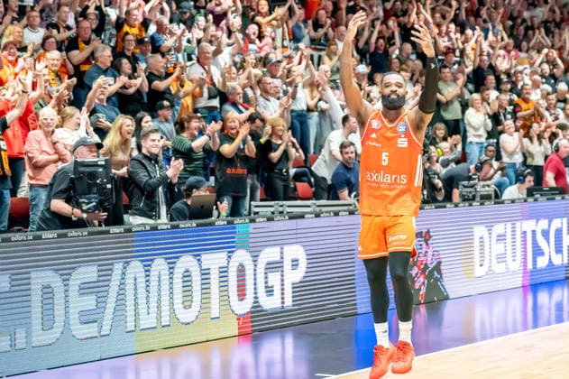 Chemnitz, Deutschland 18. April 2026: 1. BBL - 2025 2026 - Sp. 30 - Niners Chemnitz gegen Science City Jena Im Bild: Corey Davis (99) feiert vor den Fans im Fanblock den Heimsieg Copyright: xFotostandx xNachtigallx