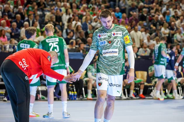 18.04.2026, xsscx, Handball, DHB-Pokal Lidl Final4, TBV Lemgo-Lippe - Füchse Berlin, Saison 2025 2026 Herren, Lanxess Arena: Dejan Milosavljev (Füchse Berlin 96) wird von Nejc Cehte (Füchse Berlin 22) nach einem gehaltenen Wurf gratuliert Photo: xSandraxScherningxPressefotoKochx Nordrhein-Westfalen Deutschland