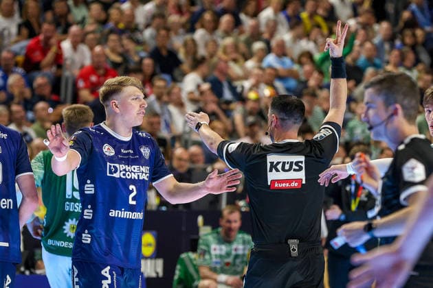 18.04.2026, xsscx, Handball, DHB-Pokal Lidl Final4, TBV Lemgo-Lippe - Füchse Berlin, Saison 2025 2026 Herren, Lanxess Arena: Lukas Hutecek (TBV Lemgo Lippe 02) diskutiert mit dem Schiedsrichter Photo: xSandraxScherningxPressefotoKochx Nordrhein-Westfalen Deutschland