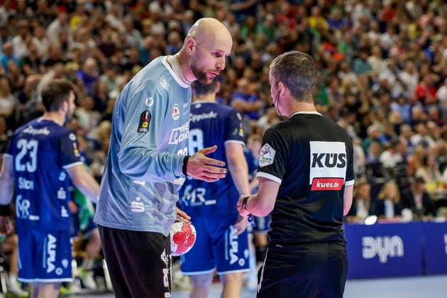 18.04.2026, xsscx, Handball, DHB-Pokal Lidl Final4, TBV Lemgo-Lippe - Füchse Berlin, Saison 2025 2026 Herren, Lanxess Arena: Urh Kastelic (TBV Lemgo Lippe 99) diskutiert mit dem Schiedsrichter Photo: xSandraxScherningxPressefotoKochx Nordrhein-Westfalen Deutschland