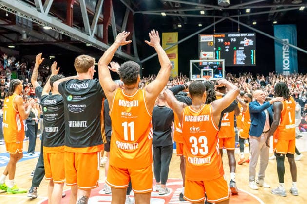Chemnitz, Deutschland 18. April 2026: 1. BBL - 2025 2026 - Sp. 30 - Niners Chemnitz gegen Science City Jena Im Bild: die Mannschaft von Chemnitz feiert den Heimsieg bei den Fans im Fanblock Copyright: xFotostandx xNachtigallx