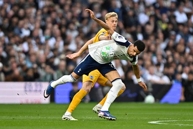 Spurs vs Brighton, Premier League Dominic Solanke of Tottenham Hotspur clashes with Jan Paul van Hecke of Brighton & Hove Albion during the Spurs vs Brighton, Premier League match at the Tottenham Hotspur Stadium London. London Tottenham Hotspur Stadium UK Copyright: xMartinxDaltonx Spurs_vs_Brighton_180426_MD_012