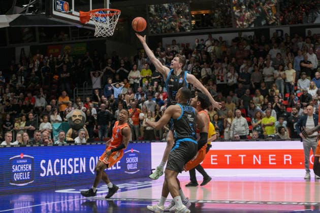 easyCredit Basketball Bundesliga, 30. Spieltag, Niners Chemnitz -Science City Jena 18.04.2026 ab 16.00 Uhr Chemnitz, Chemnitz Arena Im Foto: Lorenz Bank(25), Eric Washington(33), Chris Carter(5) easyCredit Basketball Bundesliga, 30. Spieltag, Niners Chemnitz - Science City Jena Chemnitz Sachsen Deutschland