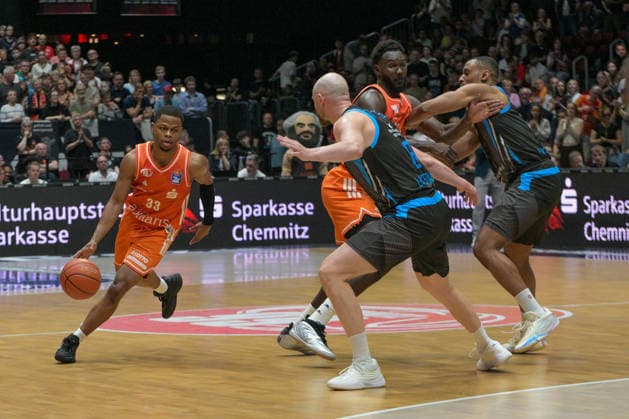 easyCredit Basketball Bundesliga, 30. Spieltag, Niners Chemnitz -Science City Jena 18.04.2026 ab 16.00 Uhr Chemnitz, Chemnitz Arena Im Foto: Eric Washington(33), Robin Christen(8) easyCredit Basketball Bundesliga, 30. Spieltag, Niners Chemnitz - Science City Jena Chemnitz Sachsen Deutschland