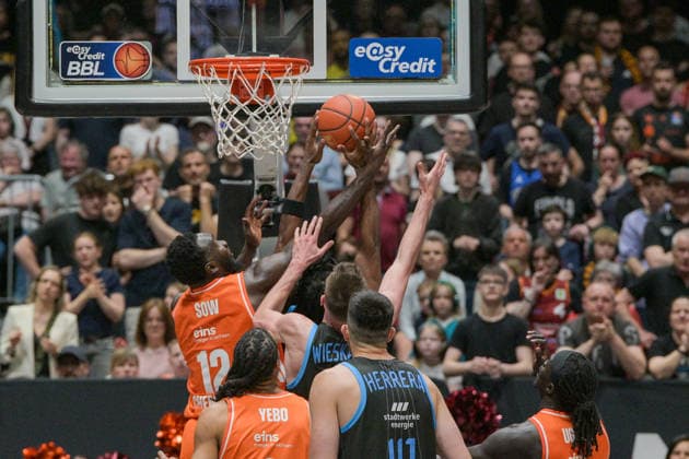 easyCredit Basketball Bundesliga, 30. Spieltag, Niners Chemnitz -Science City Jena 18.04.2026 ab 16.00 Uhr Chemnitz, Chemnitz Arena Im Foto: Amadou Sow(12), Kevin Yebo(0), Alex Herrera(41), Aher Uguak(1) easyCredit Basketball Bundesliga, 30. Spieltag, Niners Chemnitz - Science City Jena Chemnitz Sachsen Deutschland