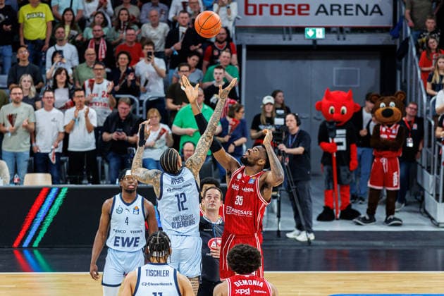 Michale Kyser (EWE Baskets Oldenburg, 12), Clemens Fritz (Schiedsrichter), Ejiofor Onu (BMA365 Bamberg Baskets, 35), BMA365 Bamberg Baskets vs. EWE Baskets Oldenburg, Basketball, easyCredit BBL, 30. Spieltag, 18.04.2026 BMA365 Bamberg Baskets vs. EWE Baskets Oldenburg, Basketball, easyCredit BBL, 30. Spieltag, 18.04.2026 Bamberg Copyright: xEibner-Pressefoto G.xSantemizx EP_EER