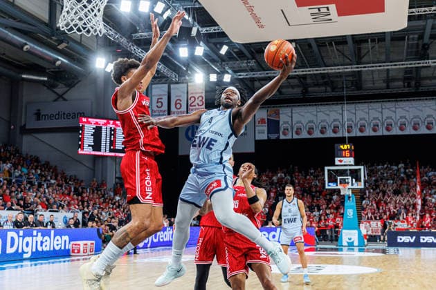 Sport Bilder des Tages Demarcus Demonia (BMA365 Bamberg Baskets, 08), Brian Fobbs (EWE Baskets Oldenburg, 04), BMA365 Bamberg Baskets vs. EWE Baskets Oldenburg, Basketball, easyCredit BBL, 30. Spieltag, 18.04.2026 BMA365 Bamberg Baskets vs. EWE Baskets Oldenburg, Basketball, easyCredit BBL, 30. Spieltag, 18.04.2026 Bamberg Copyright: xEibner-Pressefoto G.xSantemizx EP_EER