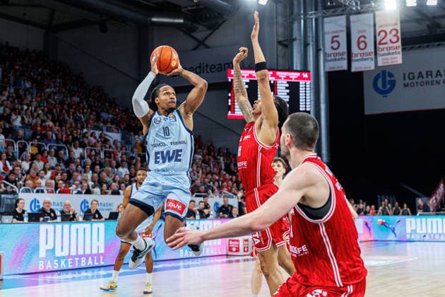 James Woodard (EWE Baskets Oldenburg, 10), Austin Crowley (BMA365 Bamberg Baskets, 85), BMA365 Bamberg Baskets vs. EWE Baskets Oldenburg, Basketball, easyCredit BBL, 30. Spieltag, 18.04.2026 BMA365 Bamberg Baskets vs. EWE Baskets Oldenburg, Basketball, easyCredit BBL, 30. Spieltag, 18.04.2026 Bamberg Copyright: xEibner-Pressefoto G.xSantemizx EP_EER