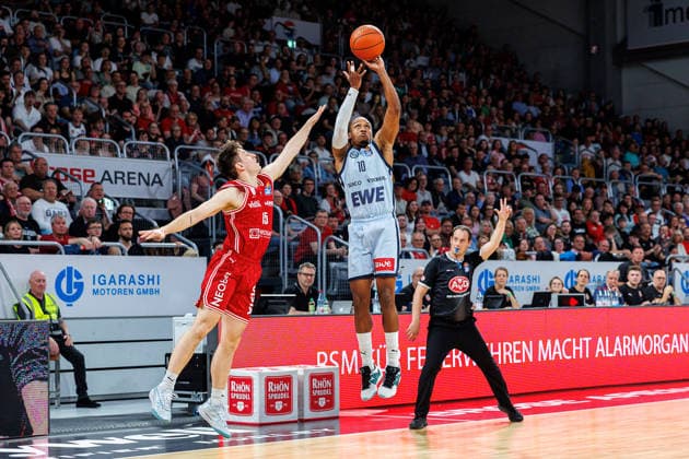 Adrian Petkovic (BMA365 Bamberg Baskets, 15), James Woodard (EWE Baskets Oldenburg, 10), Clemens Fritz (Schiedsrichter), BMA365 Bamberg Baskets vs. EWE Baskets Oldenburg, Basketball, easyCredit BBL, 30. Spieltag, 18.04.2026 BMA365 Bamberg Baskets vs. EWE Baskets Oldenburg, Basketball, easyCredit BBL, 30. Spieltag, 18.04.2026 Bamberg Copyright: xEibner-Pressefoto G.xSantemizx EP_EER