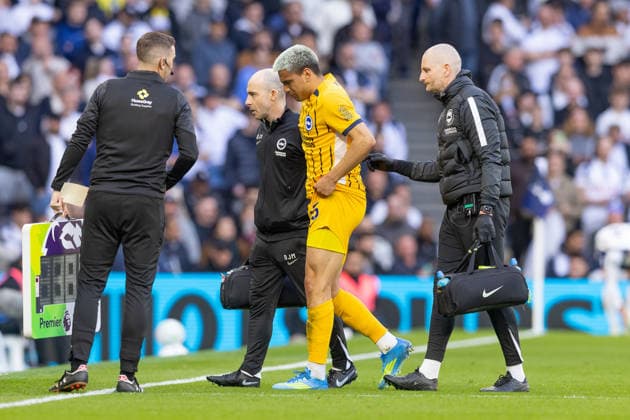 Tottenham Hotspur v Brighton and Hove Albion, Premier League, Football, Tottenham Hotspur Stadium, London, UK - 18 Apr 2026 Diego Gomez of Brighton and Hove Albion (25) walks off the pitch after being injured and appears to be visibly in pain London Tottenham Hotspur Stadium Tottenham GBR, UK NEWSPAPERS OUT Copyright: xEllixBirchx