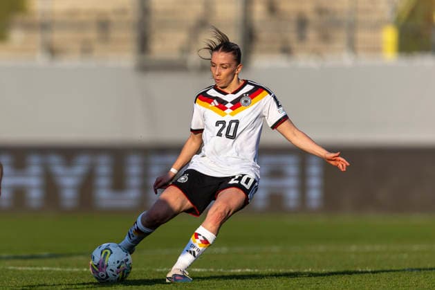 AUT, Ried im Innkreis, Fußball, Frauen WM Qualifikation, 4. Spieltag, Oesterreich vs. Deutschland im Bild v.l.: Elisa Senß (Germany 20), Aktion mit Ball 18.04.2026, BWT X Oberoesterreichische Arena Ried im Innkreis UEFA REGULATIONS PROHIBIT ANY USE OF PHOTOGRAPHS AS IMAGE SEQUENCES AND OR QUASI-VIDEO, Copyright: HMBxMedia PaulxFritz