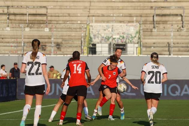 14.02.2026, Ried im Innkreis, AUT, Unterwegs in Oberösterreich, Fußball, FIFA WM-QualiÂfiÂkation Frauen, ÖsterÂreich vs DeutschÂland, im Bild Julia Hickelsberger, Melanie Brunntaler, AUT, Elisa Senß, DFB,