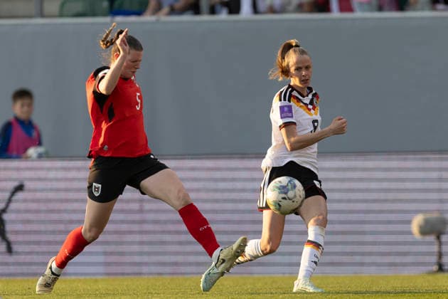 AUT, Ried im Innkreis, Fußball, Frauen WM Qualifikation, 4. Spieltag, Oesterreich vs. Deutschland im Bild v.l.: Claudia Wenger (Austria 05), Vivien Endemann (Germany 08), Zweikampf 18.04.2026, BWT X Oberoesterreichische Arena Ried im Innkreis UEFA REGULATIONS PROHIBIT ANY USE OF PHOTOGRAPHS AS IMAGE SEQUENCES AND OR QUASI-VIDEO, Copyright: HMBxMedia PaulxFritz