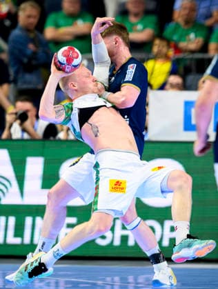 (l-r) Magnus SAUGSTRUP (SCM), Johannes Wasielewski (BHC) Aktion, Zweikampf, Halbfinale, Bergischer HC (BHC) - SC Magdeburg (SCM), am 18.04.2026 Handball DHB-Pokal Final4, vom 18.04 - 19.04.2026 in Koeln Deutschland. Lanxess Arena