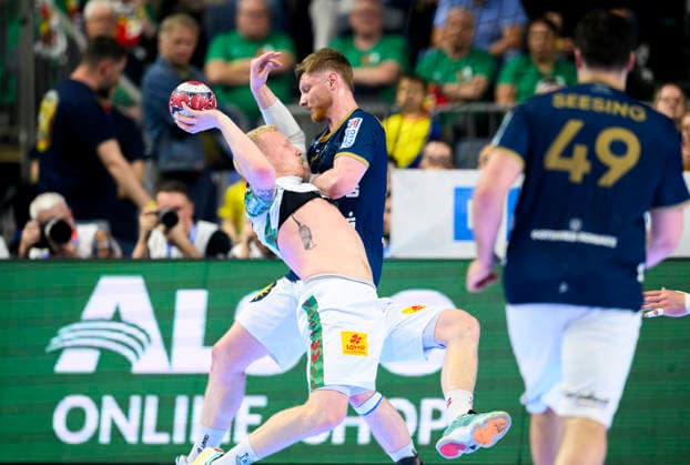 (l-r) Magnus SAUGSTRUP (SCM), Johannes Wasielewski (BHC) Aktion, Zweikampf, Halbfinale, Bergischer HC (BHC) - SC Magdeburg (SCM), am 18.04.2026 Handball DHB-Pokal Final4, vom 18.04 - 19.04.2026 in Koeln Deutschland. Lanxess Arena