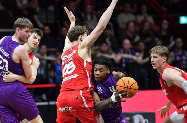 18.04.2026 - Basketball - Saison 2025 2026 - 2. Bundesliga Pro-A - 12. Spieltag: Nürnberg Falcons Basketball Club NBC - BG Göttingen - OGo - xogox - Tom Stoiber (28, Nürnberg Falcons BC NBC ) Jordan Sears (3, BG Göttingen )