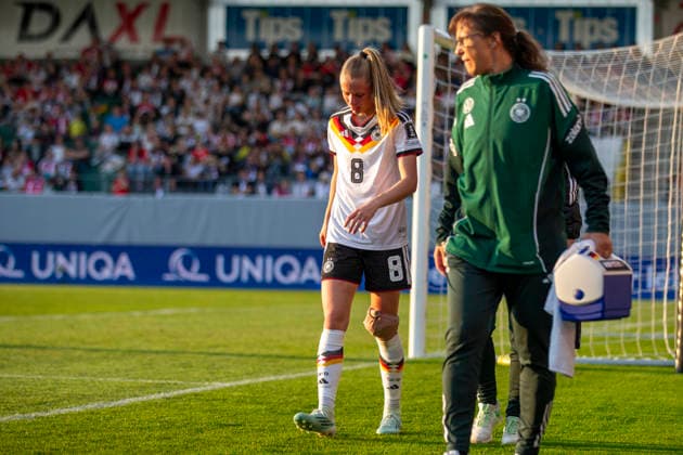 AUT, Ried im Innkreis, Fußball, Frauen WM Qualifikation, 4. Spieltag, Oesterreich vs. Deutschland im Bild v.l.: Vivien Endemann (Germany 08), verletzt , verlaesst das Feld mit Bandage am Knie 18.04.2026, BWT X Oberoesterreichische Arena Ried im Innkreis UEFA REGULATIONS PROHIBIT ANY USE OF PHOTOGRAPHS AS IMAGE SEQUENCES AND OR QUASI-VIDEO, Copyright: HMBxMedia PaulxFritz