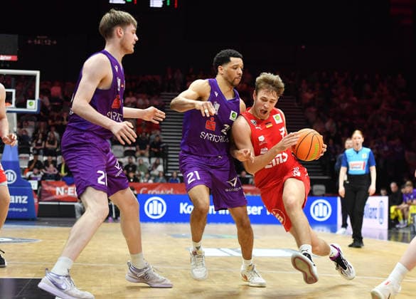 Sport Bilder des Tages 18.04.2026 - Basketball - Saison 2025 2026 - 2. Bundesliga Pro-A - 12. Spieltag: Nürnberg Falcons Basketball Club NBC - BG Göttingen - OGo - xogox - Zach Jackson (21, BG Göttingen ) Christian Feneberg (7, Nürnberg Falcons BC NBC )