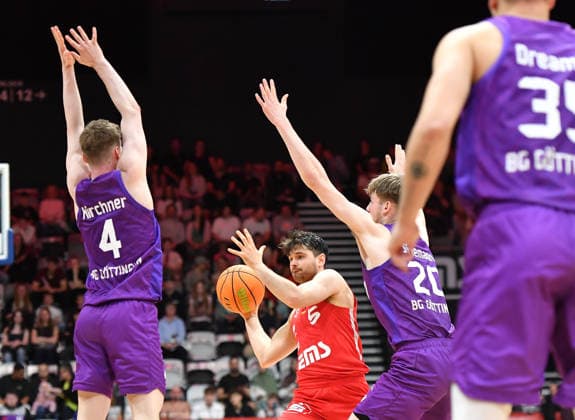 18.04.2026 - Basketball - Saison 2025 2026 - 2. Bundesliga Pro-A - 12. Spieltag: Nürnberg Falcons Basketball Club NBC - BG Göttingen - OGo - xogox - Daniel Kirchner (4, BG Göttingen ) Tim Köpple Koepple (5, Nürnberg Falcons BC NBC )