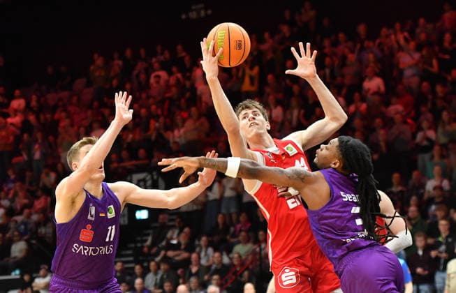 18.04.2026 - Basketball - Saison 2025 2026 - 2. Bundesliga Pro-A - 12. Spieltag: Nürnberg Falcons Basketball Club NBC - BG Göttingen - OGo - xogox - Robin Lodders (11, BG Göttingen ) Lars Lenke (11, Nürnberg Falcons BC NBC ) Jordan Sears (3, BG Göttingen )