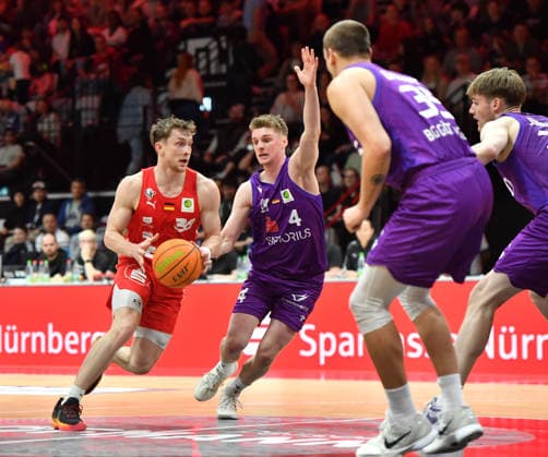 18.04.2026 - Basketball - Saison 2025 2026 - 2. Bundesliga Pro-A - 12. Spieltag: Nürnberg Falcons Basketball Club NBC - BG Göttingen - OGo - xogox - Vincent John Friederici (30, Nürnberg Falcons BC NBC ) Daniel Kirchner (4, BG Göttingen )