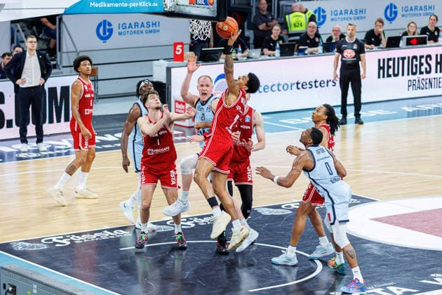 Zachary Ensminger (BMA365 Bamberg Baskets, 01), Seth Hinrichs (EWE Baskets Oldenburg, 21), Ibi Watson (BMA365 Bamberg Baskets, 02), BMA365 Bamberg Baskets vs. EWE Baskets Oldenburg, Basketball, easyCredit BBL, 30. Spieltag, 18.04.2026 BMA365 Bamberg Baskets vs. EWE Baskets Oldenburg, Basketball, easyCredit BBL, 30. Spieltag, 18.04.2026 Bamberg Copyright: xEibner-Pressefoto G.xSantemizx EP_EER
