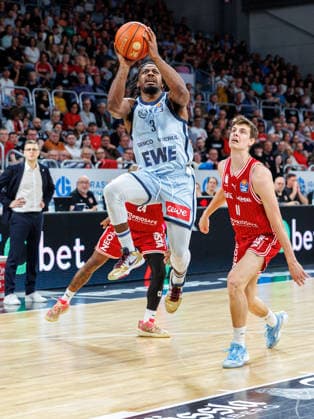 Christopher Clemons (EWE Baskets Oldenburg, 03), Richard Balint (BMA365 Bamberg Baskets, 11), BMA365 Bamberg Baskets vs. EWE Baskets Oldenburg, Basketball, easyCredit BBL, 30. Spieltag, 18.04.2026 BMA365 Bamberg Baskets vs. EWE Baskets Oldenburg, Basketball, easyCredit BBL, 30. Spieltag, 18.04.2026 Bamberg Copyright: xEibner-Pressefoto G.xSantemizx EP_EER