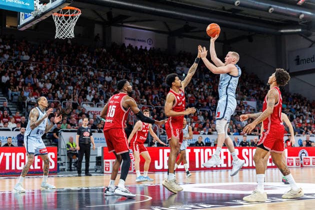 Ejiofor Onu (BMA365 Bamberg Baskets, 35), Ibi Watson (BMA365 Bamberg Baskets, 02), Seth Hinrichs (EWE Baskets Oldenburg, 21), Demarcus Demonia (BMA365 Bamberg Baskets, 08), BMA365 Bamberg Baskets vs. EWE Baskets Oldenburg, Basketball, easyCredit BBL, 30. Spieltag, 18.04.2026 BMA365 Bamberg Baskets vs. EWE Baskets Oldenburg, Basketball, easyCredit BBL, 30. Spieltag, 18.04.2026 Bamberg Copyright: xEibner-Pressefoto G.xSantemizx EP_EER