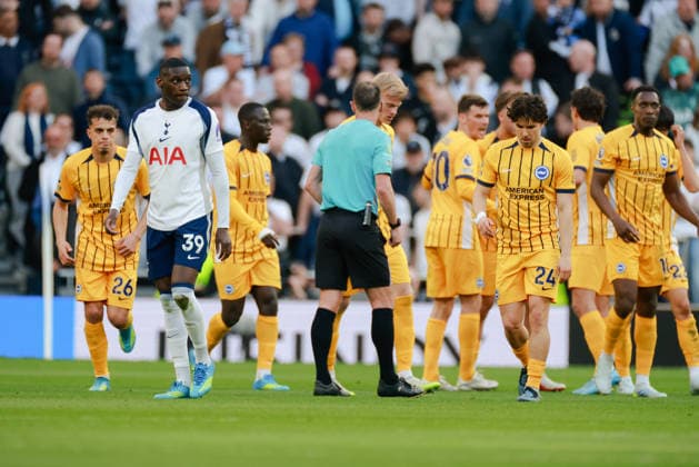 Premier League 2025 26 Tottenham Hotspur v Brighton and Hove Albion Tottenham Hotspur Stadium 18.04.2026 Randal Kolo Muani of Tottenham Hotspur dejection after Kaoru Mitoma of Brighton and Hove Albion scores 1-1 Premier League 2025 26 Tottenham Hotspur v Brighton and Hove Albion Tottenham Hotspur Stadium 18.04.2026 Photograph By Marc Aspland The Times  Copyright: xMarcxAsplandx NINTCHDBPICT001074489456