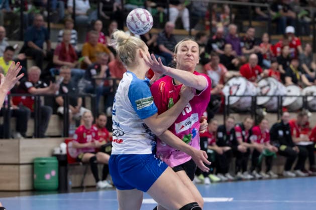 Handball Bundesliga Frauen,HBF, Saison 2025 2026 SV Union Halle-Neustadt vs Union Neckarsulm, Spieltag 1 Halle, Deutschland 18.April 2026: Im Bild:v.li.Kim Hinkelmann (Neckarsulm) und Lea Gruber (Halle) Halle Saale SWH Arena Sachsen-Anhalt Deutschland