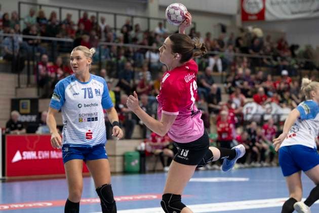 Handball Bundesliga Frauen,HBF, Saison 2025 2026 SV Union Halle-Neustadt vs Union Neckarsulm, Spieltag 1 Halle, Deutschland 18.April 2026: Im Bild:v.li.Paulina Uscinowicz (Neckarsulm) und Madeleine Östlund Oestlund (Halle) Halle Saale SWH Arena Sachsen-Anhalt Deutschland