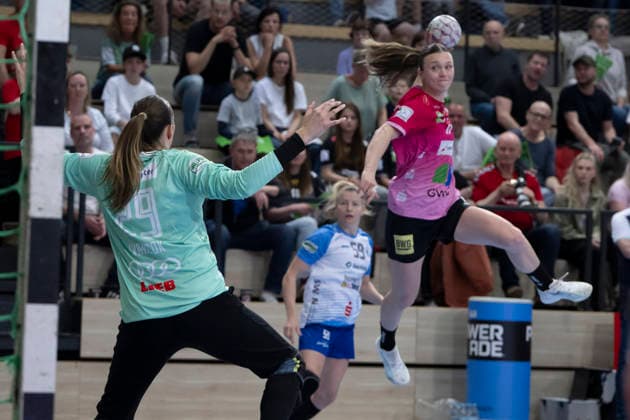 Handball Bundesliga Frauen,HBF, Saison 2025 2026 SV Union Halle-Neustadt vs Union Neckarsulm, Spieltag 1 Halle, Deutschland 18.April 2026: Im Bild:v.li.Torhueterin Lena Ivancok (Neckarsulm) und Emma Hertha (Halle) Halle Saale SWH Arena Sachsen-Anhalt Deutschland