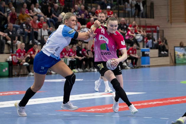 Sport Bilder des Tages Handball Bundesliga Frauen,HBF, Saison 2025 2026 SV Union Halle-Neustadt vs Union Neckarsulm, Spieltag 1 Halle, Deutschland 18.April 2026: Im Bild:v.li.Paulina Uscinowicz (Neckarsulm) und Cara Reuthal (Halle) Halle Saale SWH Arena Sachsen-Anhalt Deutschland