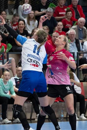 Handball Bundesliga Frauen,HBF, Saison 2025 2026 SV Union Halle-Neustadt vs Union Neckarsulm, Spieltag 1 Halle, Deutschland 18.April 2026: Im Bild:v. li. im Zweikampf Annefleur Bruggeman (Neckarsulm) und Lea Gruber (Halle) Halle Saale SWH Arena Sachsen-Anhalt Deutschland