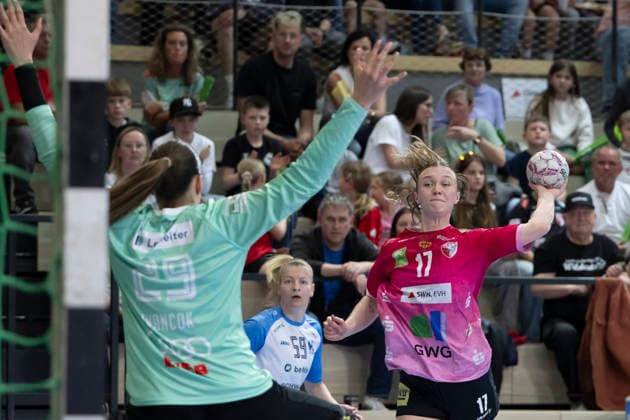 Handball Bundesliga Frauen,HBF, Saison 2025 2026 SV Union Halle-Neustadt vs Union Neckarsulm, Spieltag 1 Halle, Deutschland 18.April 2026: Im Bild:v.li.Torhueterin Lena Ivancok (Neckarsulm) und Emma Hertha (Halle) Halle Saale SWH Arena Sachsen-Anhalt Deutschland