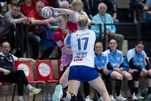 Handball Bundesliga Frauen,HBF, Saison 2025 2026 SV Union Halle-Neustadt vs Union Neckarsulm, Spieltag 1 Halle, Deutschland 18.April 2026: Im Bild:v. li. im Zweikampf Cara Reuthal (Halle) und Lynn Holtman (Neckarsulm) Halle Saale SWH Arena Sachsen-Anhalt Deutschland