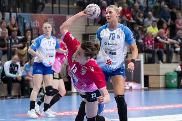 Handball Bundesliga Frauen,HBF, Saison 2025 2026 SV Union Halle-Neustadt vs Union Neckarsulm, Spieltag 1 Halle, Deutschland 18.April 2026: Im Bild:v.li.Madeleine Östlund Oestlund (Halle) und Paulina Uscinowicz (Neckarsulm) Halle Saale SWH Arena Sachsen-Anhalt Deutschland