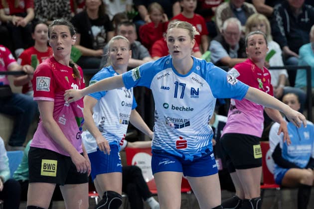 Handball Bundesliga Frauen,HBF, Saison 2025 2026 SV Union Halle-Neustadt vs Union Neckarsulm, Spieltag 1 Halle, Deutschland 18.April 2026: Im Bild:v.li.Madeleine Östlund Oestlund (Halle) und Lynn Holtman (Neckarsulm) Halle Saale SWH Arena Sachsen-Anhalt Deutschland
