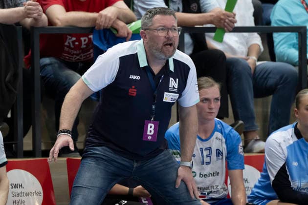 Handball Bundesliga Frauen,HBF, Saison 2025 2026 SV Union Halle-Neustadt vs Union Neckarsulm, Spieltag 1 Halle, Deutschland 18.April 2026: Im Bild:Trainer Thomas Zeitz (Neckarsulm) Gestik, Geste, gestikuliert, Halle Saale SWH Arena Sachsen-Anhalt Deutschland