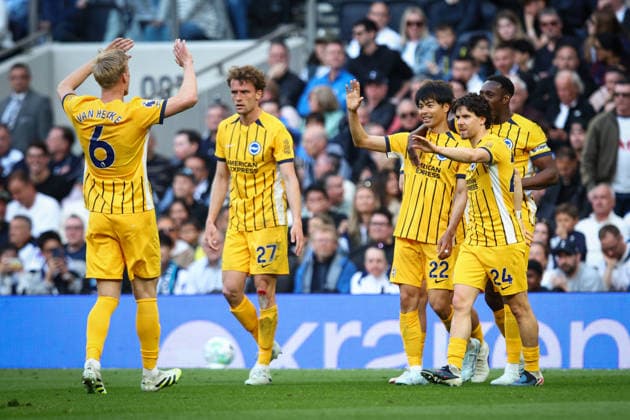 Premier League: Tottenham Hotspur v Brighton & Hove Albion LONDON, UK - 18th Apr 2026: Kaoru Mitoma of Brighton & Hove Albion celebrates scoring his side s first goal with team mates during the Premier League match between Tottenham Hotspur FC and Brighton & Hove Albion FC at Tottenham Hotspur Stadium London Tottenham Hotspur Stadium England United Kingdom Copyright: xCraigxMercerx xPeakxActionxPhotosx
