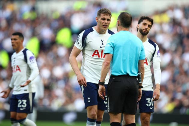 Premier League: Tottenham Hotspur v Brighton & Hove Albion LONDON, UK - 18th Apr 2026: Micky van de Ven of Tottenham Hotspur argues with Referee Stuart Attwell during the Premier League match between Tottenham Hotspur FC and Brighton & Hove Albion FC at Tottenham Hotspur Stadium London Tottenham Hotspur Stadium England United Kingdom Copyright: xCraigxMercerx xPeakxActionxPhotosx